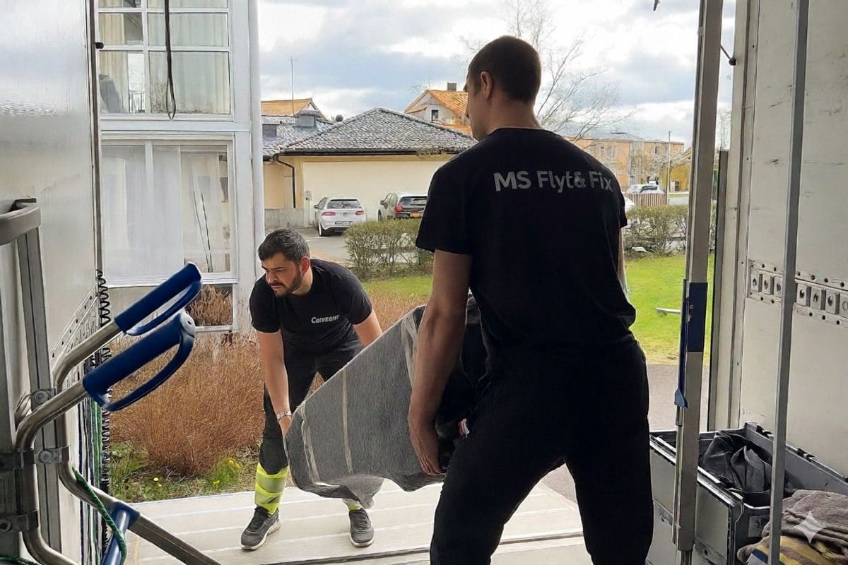 två personer lastar av